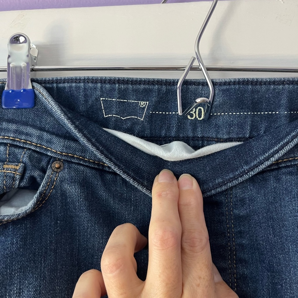 Levi pull on capri jeans in size 30 - Picture 3 of 3